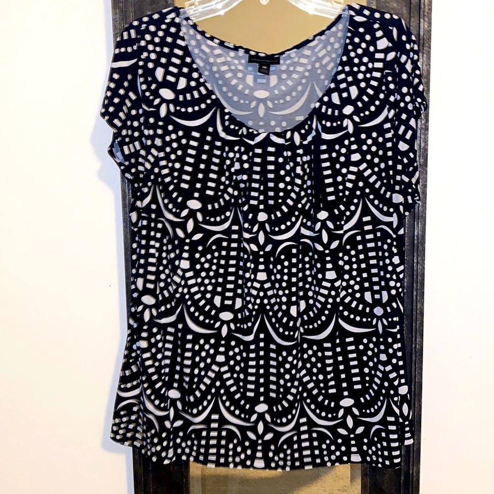 Worthington Black and White Geometric Print Short Sleeve Blouse